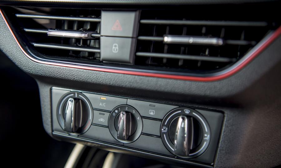Детали интерьера Skoda Kamiq Monte Carlo 2020 года  (UK) (фото 23 из 36)